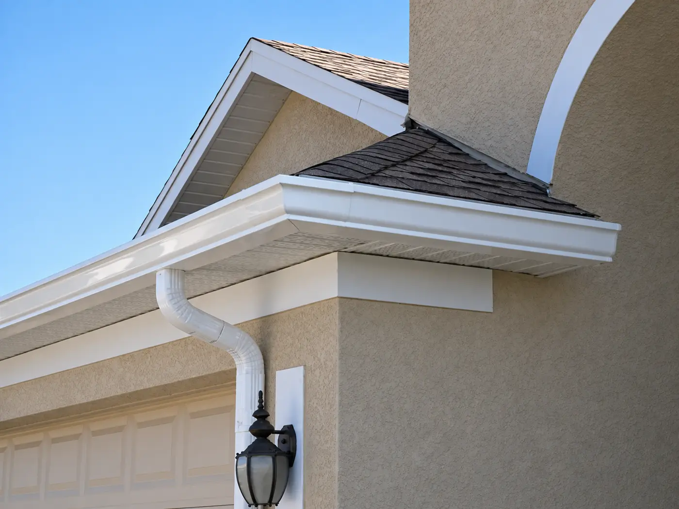 White seamless aluminum gutter and downspout